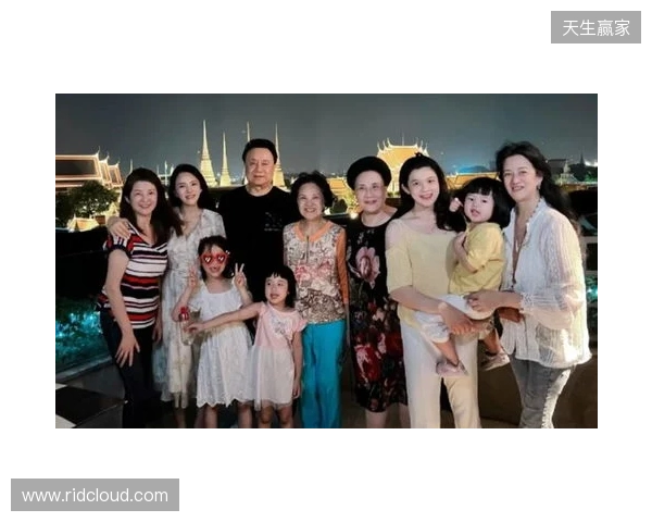 安东内拉晒一家人同美职联奖杯合照:恭喜亲爱的,我们爱你 安东内拉晒一家人同美职联奖杯合照:恭喜亲爱的,我们爱你