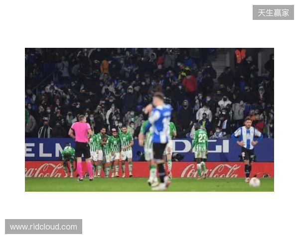 西班牙名嘴:维尼在替补席发笑不职业,在哪都该被开除 西班牙名嘴:维尼在替补席发笑不职业,在哪都该被开除