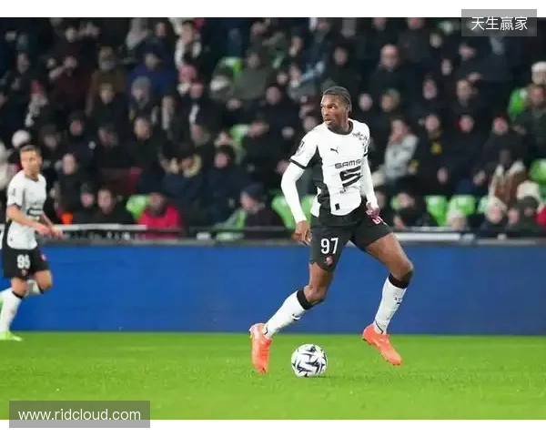 记者：雅凯已同意加盟切尔西，并告知雷恩希望在冬窗离队